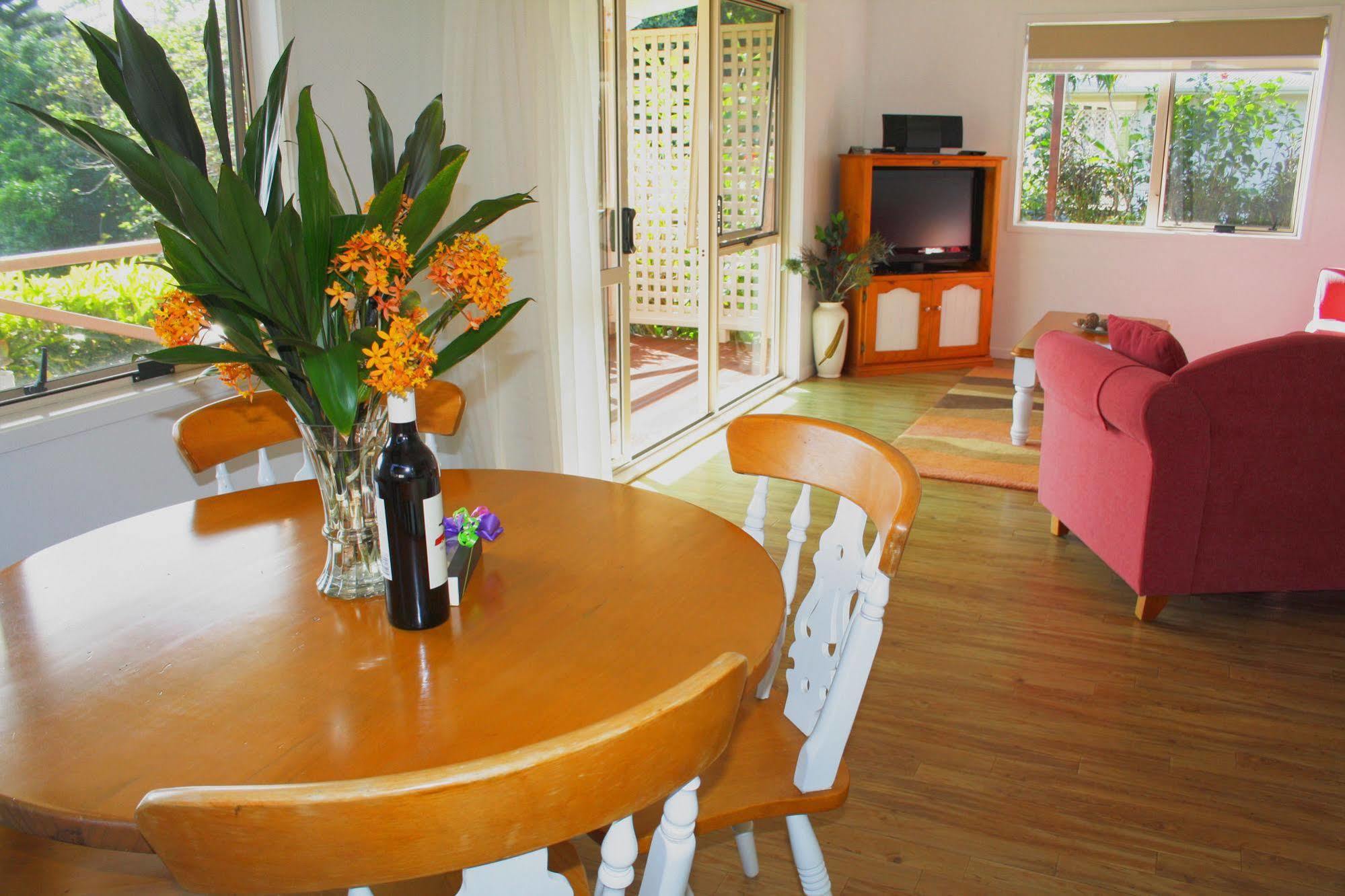 Poinciana Cottages Burnt Pine Esterno foto